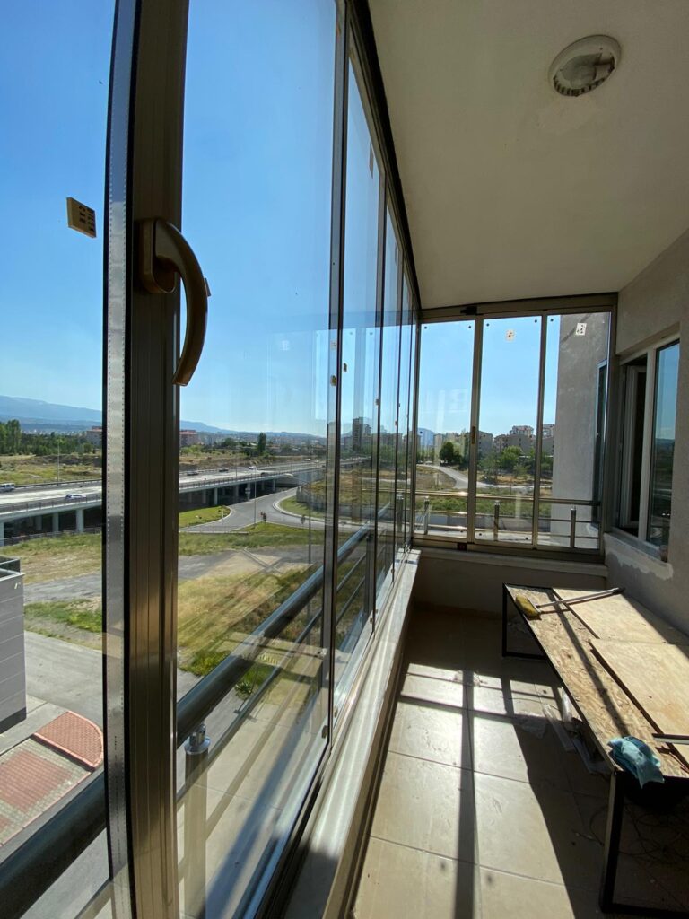 cam balkon fiyatını etkileyen faktörler konusunda Cebeci Cam Balkon uygulama görseli