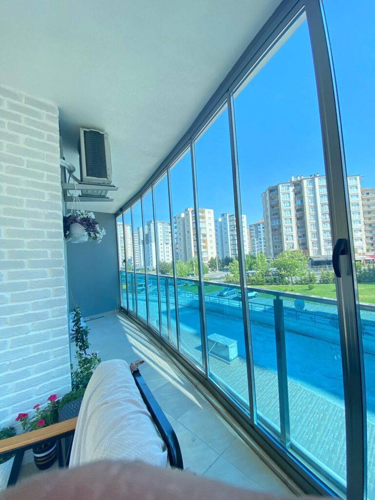 estetik dayanıklı cam balkon konusunda Cebeci Cam Balkon uygulama görseli